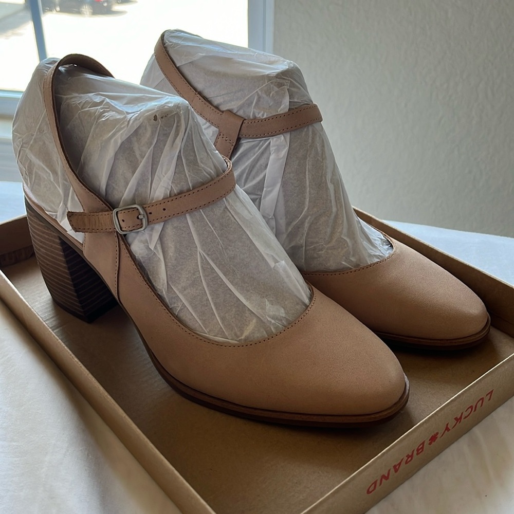 NWT Lucky Brand nude heels